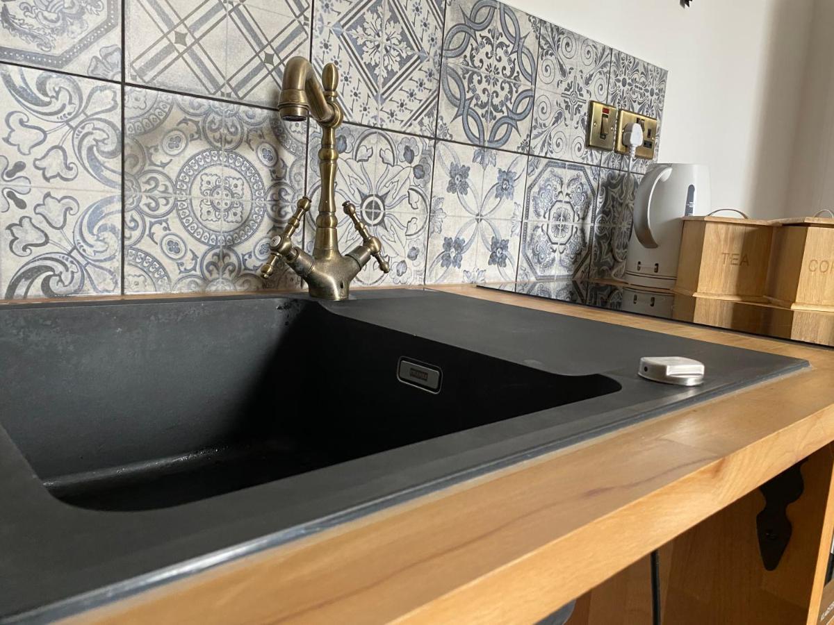 Queen Street Boutique Suites Эдинбург Экстерьер фото A kitchen sink made of concrete