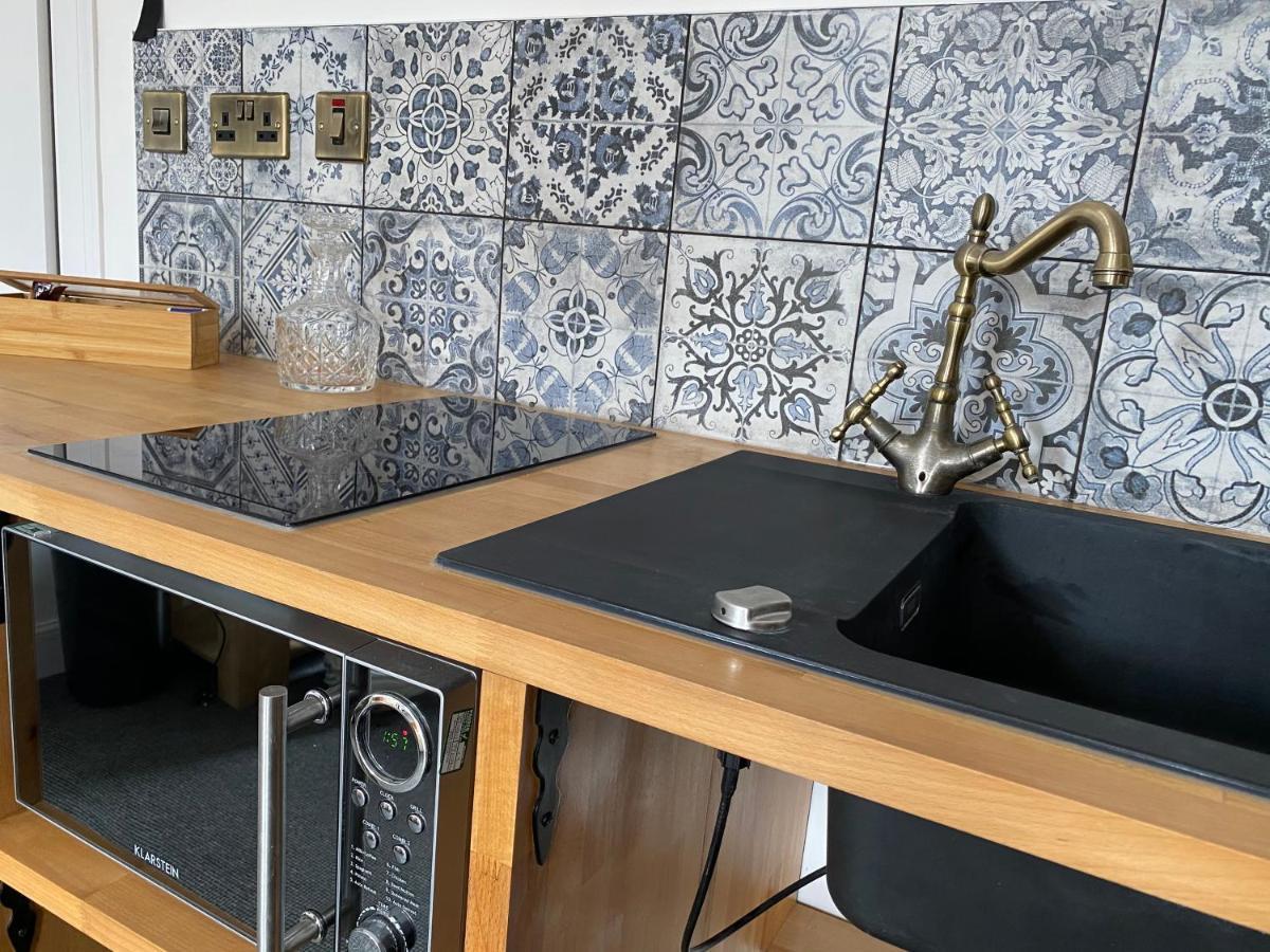 Queen Street Boutique Suites Эдинбург Экстерьер фото A kitchen with a black sink