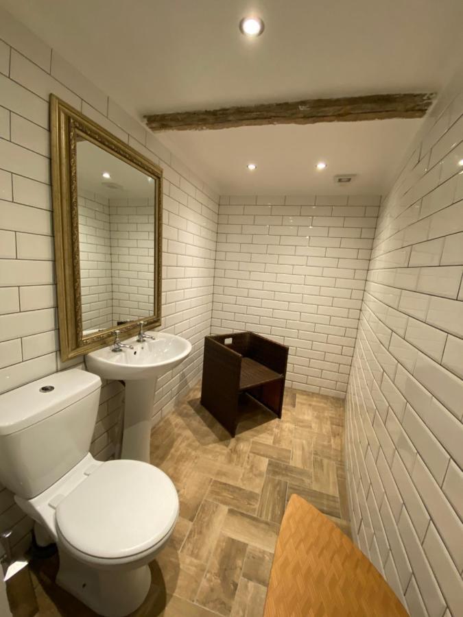 Queen Street Boutique Suites Эдинбург Экстерьер фото A toilet in a London pub