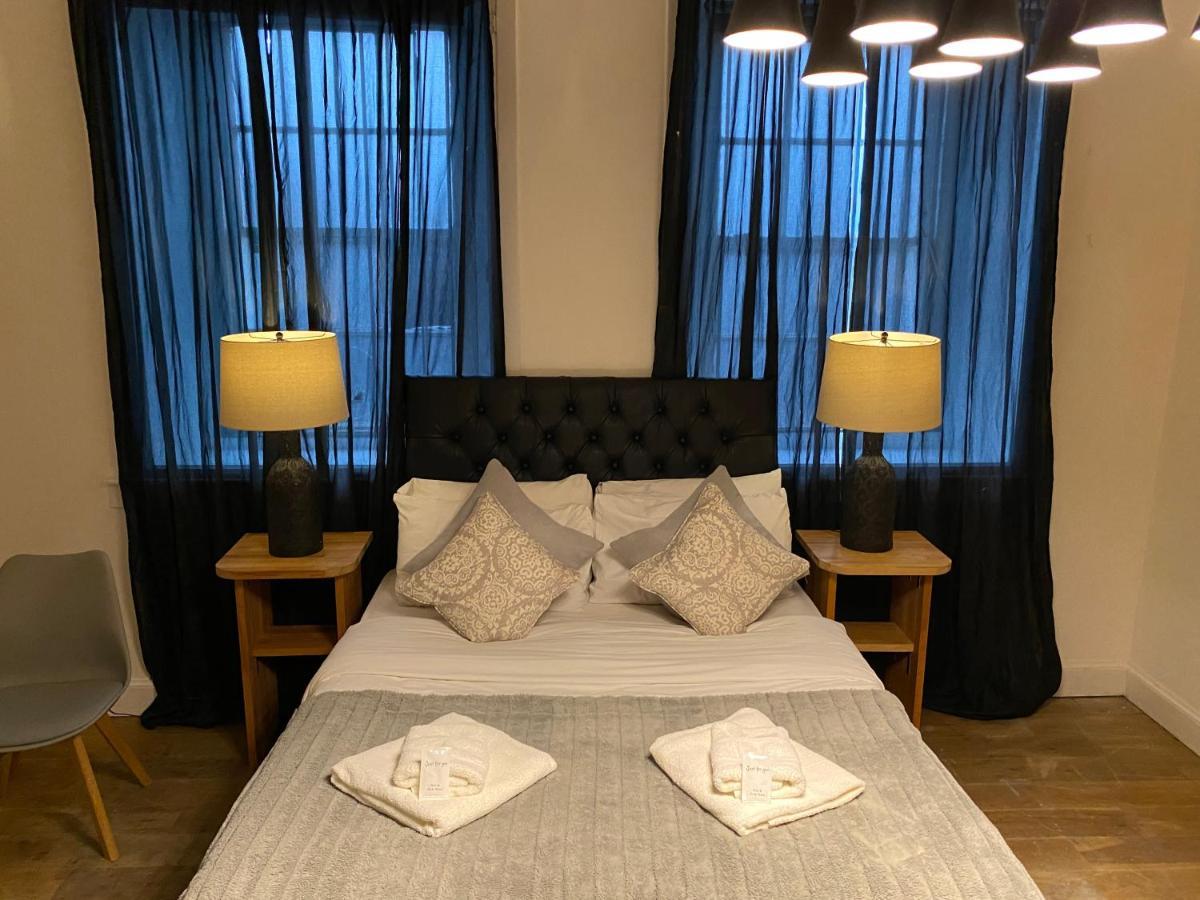 Queen Street Boutique Suites Эдинбург Экстерьер фото A bedroom at the hotel