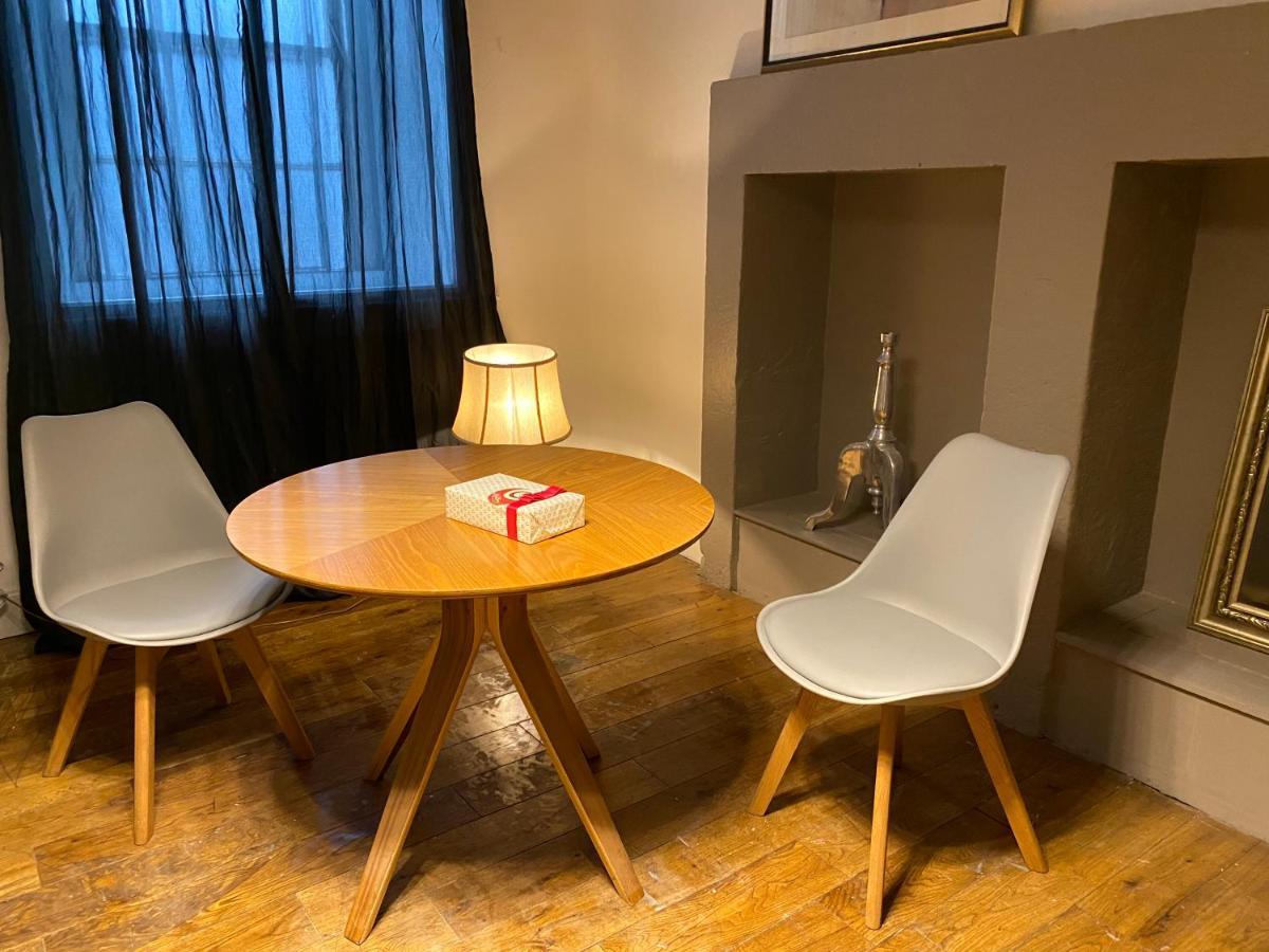 Queen Street Boutique Suites Эдинбург Экстерьер фото A tulip table