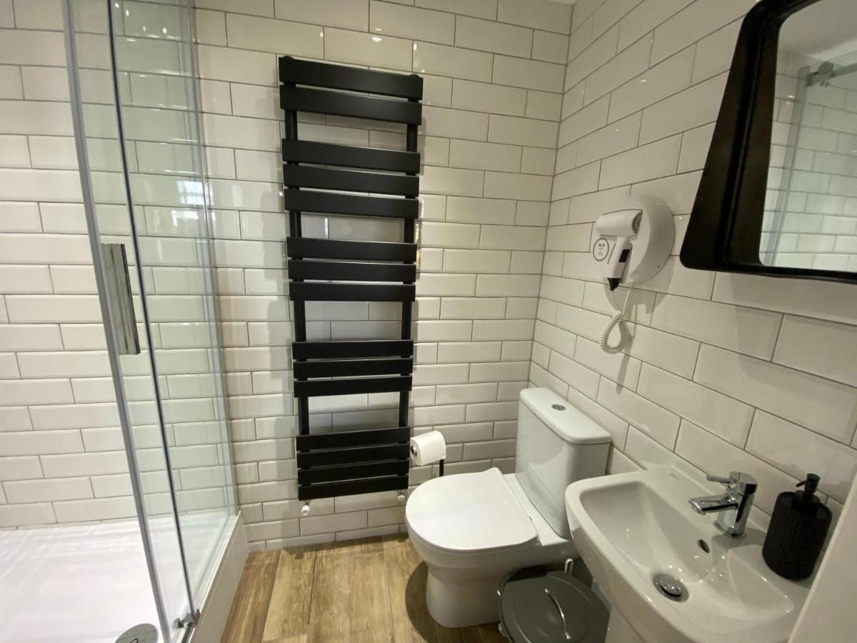 Queen Street Boutique Suites Эдинбург Экстерьер фото A heated towel rail in a bathroom
