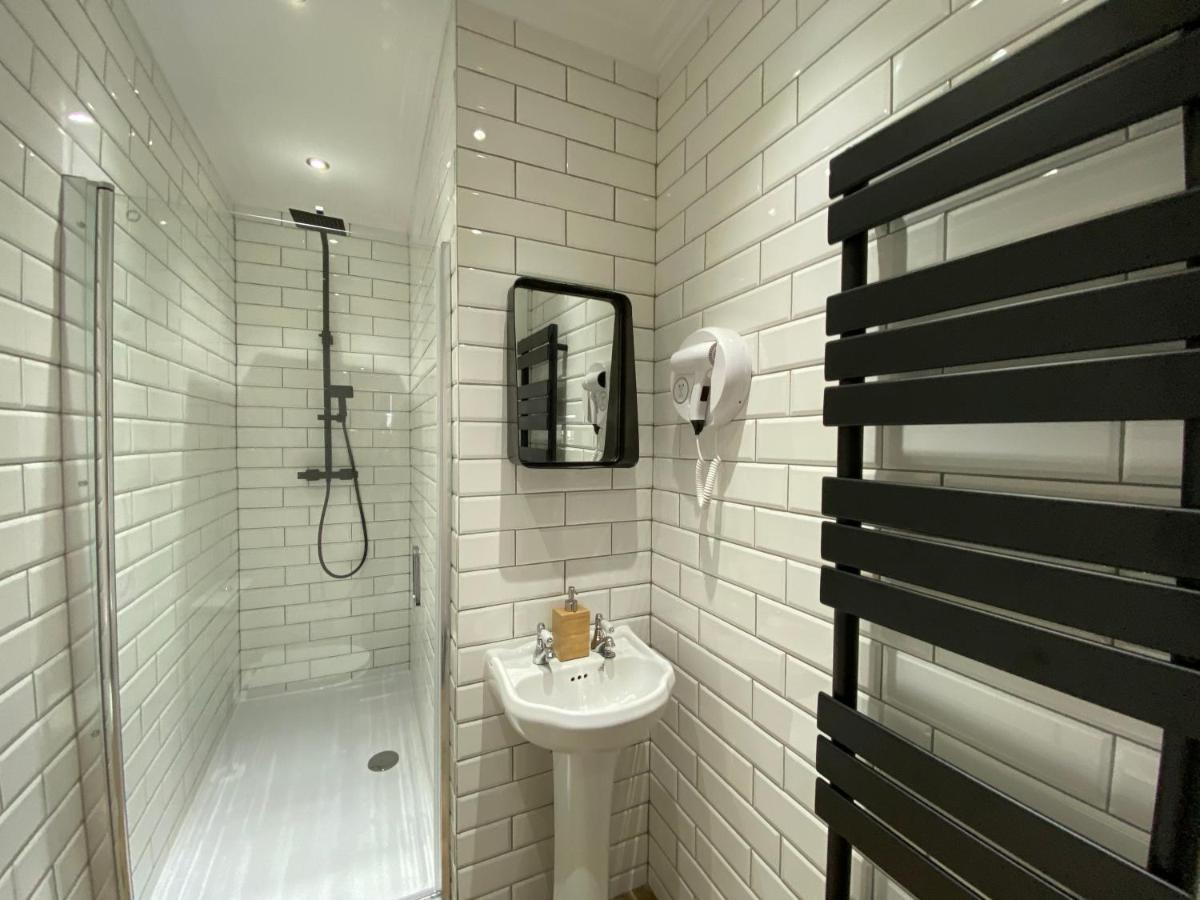 Queen Street Boutique Suites Эдинбург Экстерьер фото A wet room