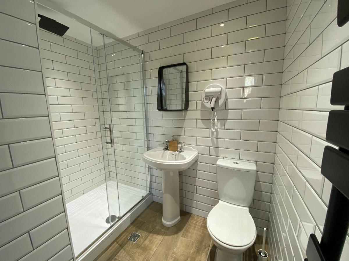 Queen Street Boutique Suites Эдинбург Экстерьер фото A wet room